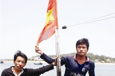 Tàu cháy nhưng quyết không để cháy cờ Tổ quốc