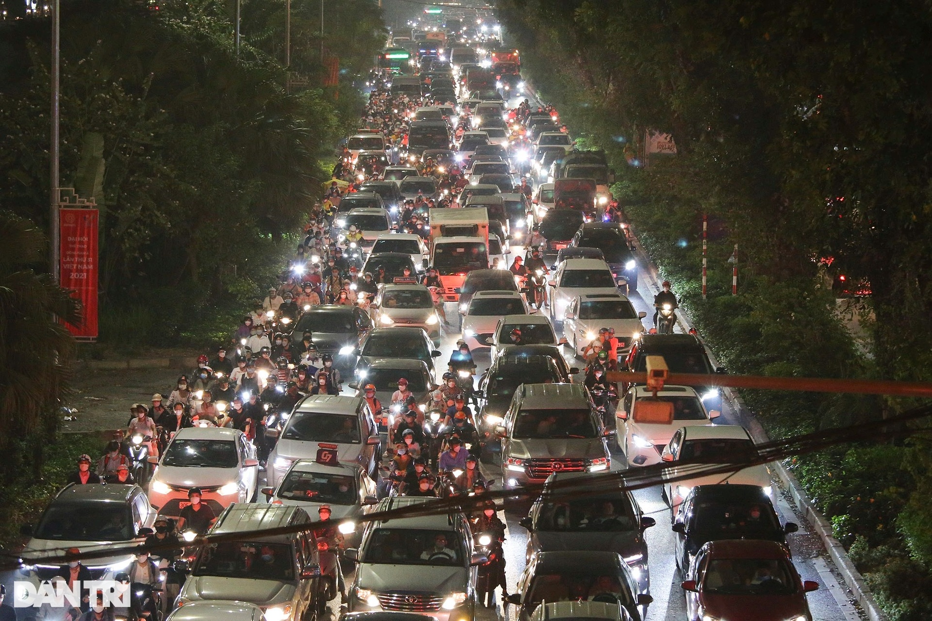 Đường phố ùn tắc giờ cao điểm, bình thường cũ ở Hà Nội đã quay trở lại? - 9 Đường phố ùn tắc giờ cao điểm, bình thường cũ ở Hà Nội đã quay trở lại? - 9