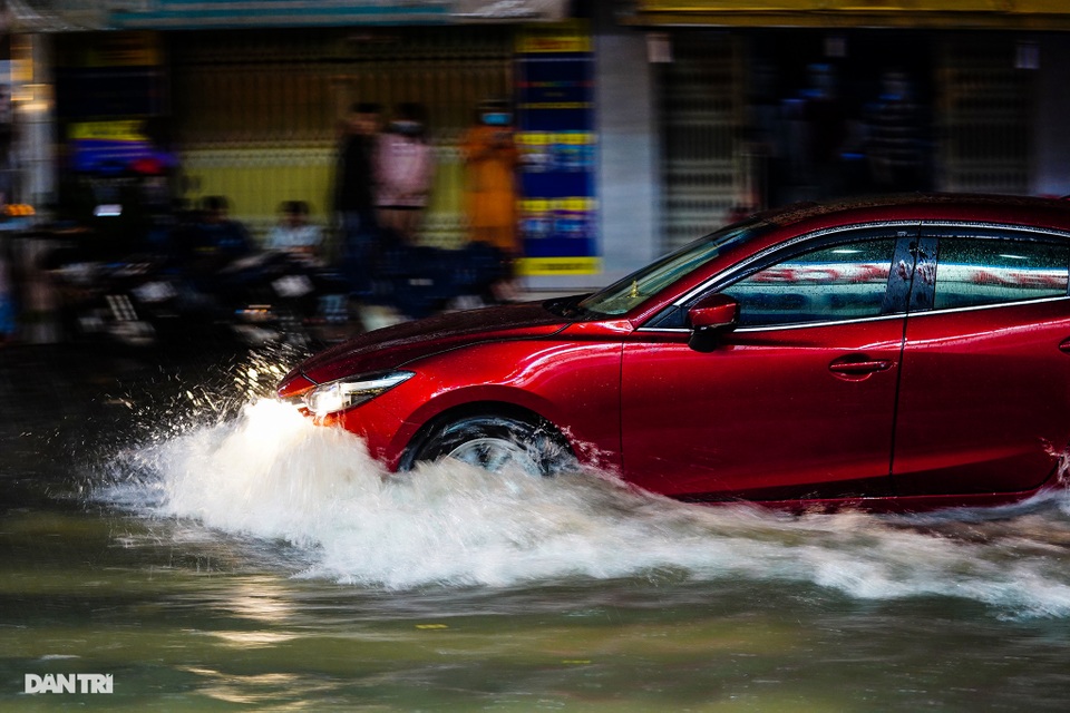 Nước ngập bánh xe, mưa xối xả, đường về nhà vất vả giờ tan tầm - 13