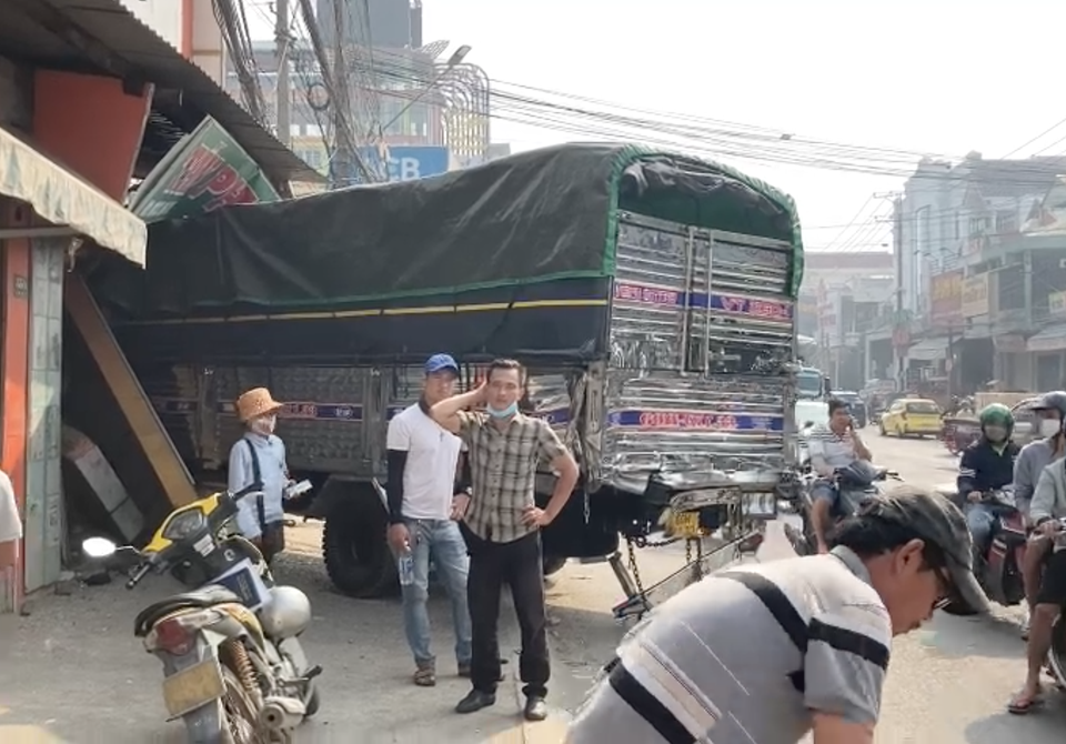 Xe tải húc bay hàng loạt phương tiện, tông sập nhà dân - 6 Xe tải húc bay hàng loạt phương tiện, tông sập nhà dân - 6