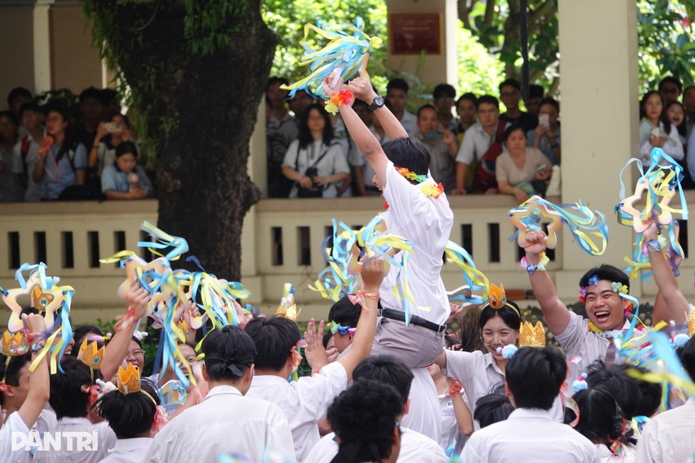 Học sinh cuối cấp rơi nước mắt ngày tổng kết, kể những đêm học đến 2h - 14
