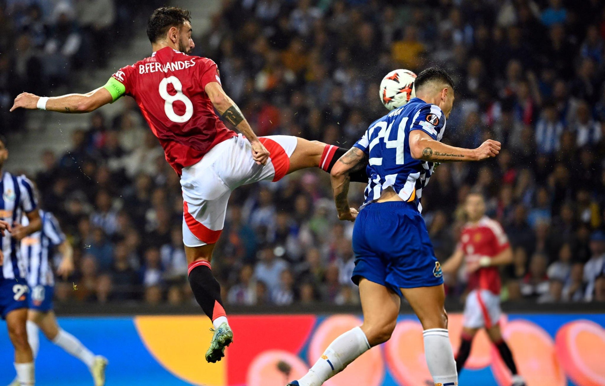 Fernandes bị đuổi, Maguire cứu Man Utd thoát thua trước Porto - 4