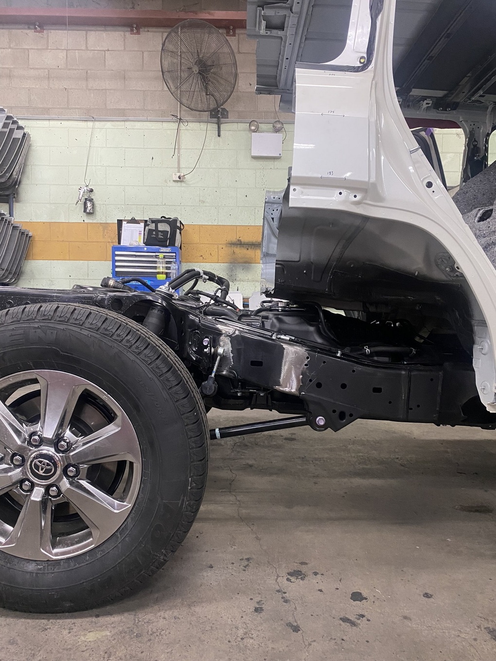 Toyota Land Cruiser LC300 bị cưa đôi làm xe bán tải - 6 Toyota Land Cruiser LC300 bị cưa đôi làm xe bán tải - 6