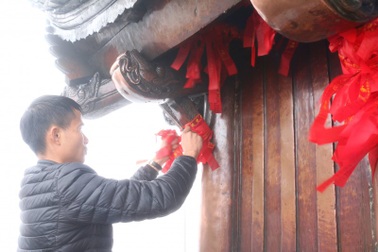 Xoa tiền xu, nhét tiền giấy, buộc dây "lạ" tại chùa Đồng Yên Tử