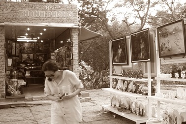 Bán tranh “mát mẻ” ở tháp bà Ponagar Nha Trang?