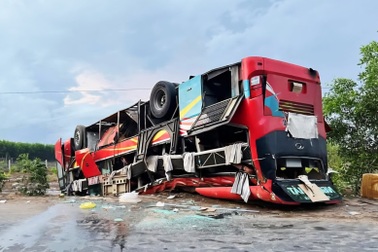 Xe giường nằm chở 24 khách lật ngửa trên quốc lộ 55 ở Bình Thuận