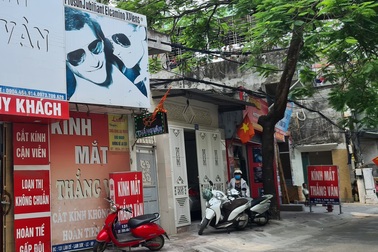 Bị hàng xóm tạt cả ca a xít vào người khi đang đốt vàng mã