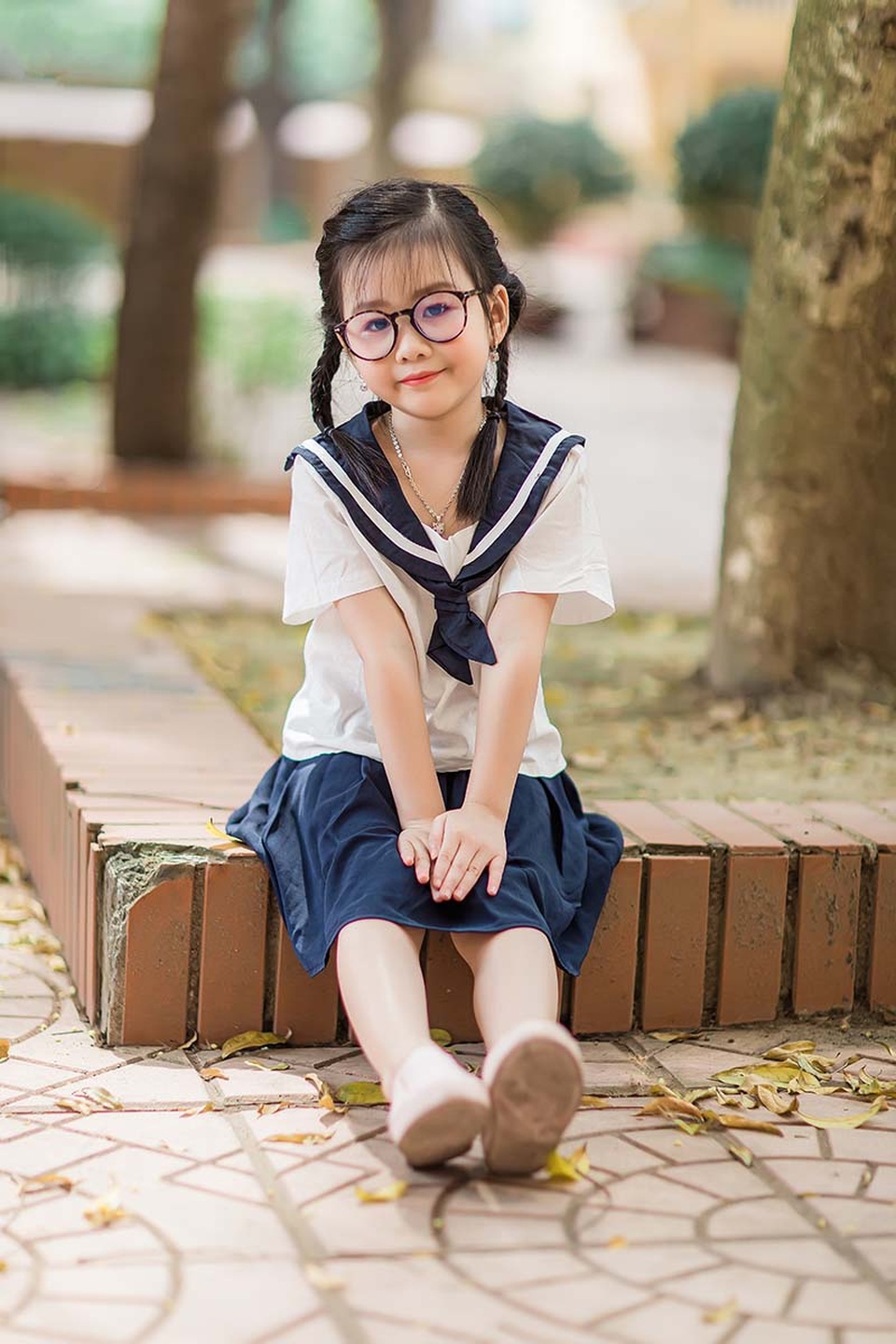 Bé gái 6 tuổi nhí nhảnh, dễ thương với bộ ảnh đồng phục học sinh - 10 Bé gái 6 tuổi nhí nhảnh, dễ thương với bộ ảnh đồng phục học sinh - 10
