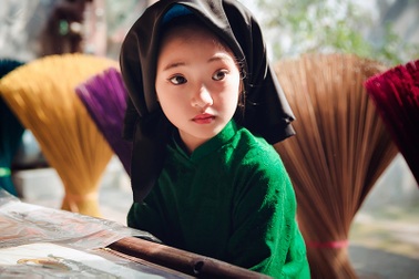 "Tiểu" Châu Tấn "chất lừ" với khăn mỏ quạ, áo dài xưa