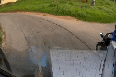 Sai đủ đường, thanh niên đi xe máy còn dằn mặt xe tải