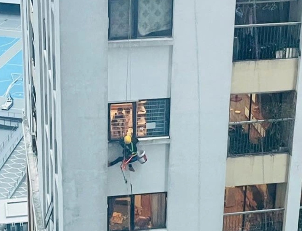Dân chung cư Hà Nội phá cửa sổ, cứu thợ sơn lơ lửng trong dông lốc - 1 Dân chung cư Hà Nội phá cửa sổ, cứu thợ sơn lơ lửng trong dông lốc - 1