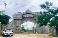 Thông tin mới vụ xây cổng hoành tráng lấn hành lang quốc lộ ở Gia Lai