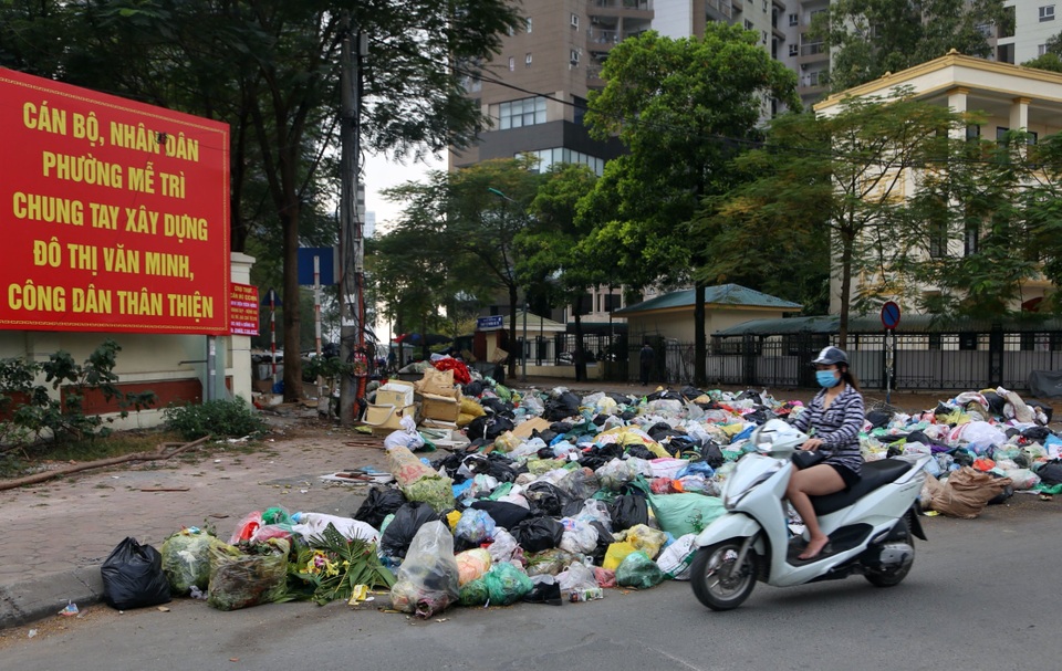 Hà Nội: Rác ngập ngụa nhiều tuyến phố, lãnh đạo phường nhức hết cả đầu! - 9 Hà Nội: Rác ngập ngụa nhiều tuyến phố, lãnh đạo phường nhức hết cả đầu! - 9