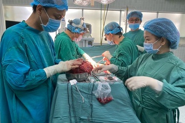 Ung thư có nên đụng "dao kéo"?