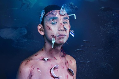 MC Quang Bảo gây “ám ảnh” khi chụp hình Halloween cùng rác thải nhựa