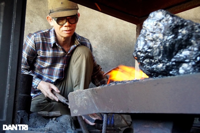 Những người làm việc bên lò than rực lửa giữa trời nắng 40 độ C - 4 Những người làm việc bên lò than rực lửa giữa trời nắng 40 độ C - 4