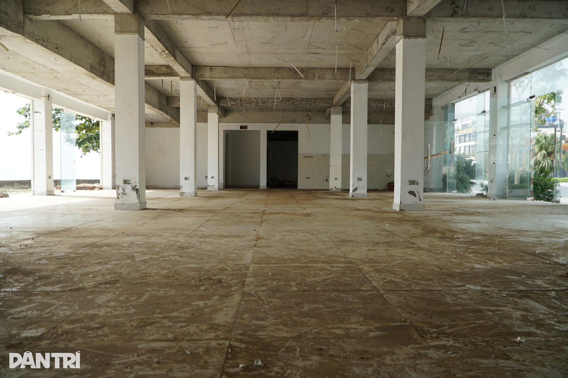 Loạt công trình FLC chuyển giao cho Sầm Sơn tơi tả, hoang tàn trên bãi biển - 3