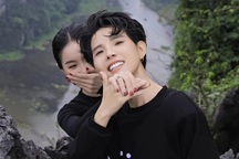 Vũ Cát Tường bật khóc khi cầu hôn bạn gái vũ công trên đỉnh núi