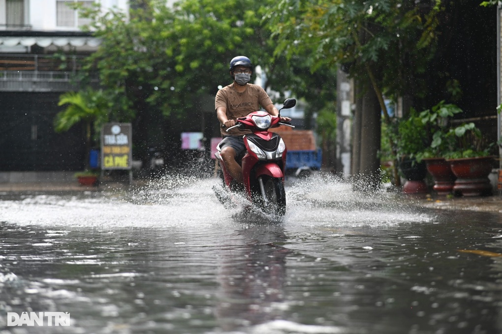 Nhiều tuyến đường ở TPHCM ngập úng sau cơn mưa lớn - 1 Nhiều tuyến đường ở TPHCM ngập úng sau cơn mưa lớn - 1