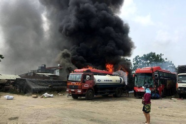 Đang đậu trong bến, xe khách giường nằm bất ngờ cháy rụi