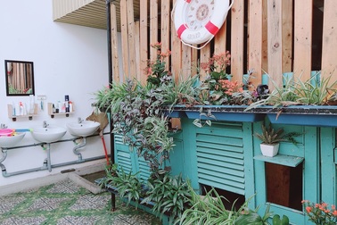 Chi 100 triệu đồng, người thuê nhà cải tạo sân phơi thành nhà ở