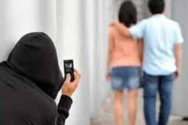 Khi con ngoan cùng bạn trai vào quán cà phê “đen” 