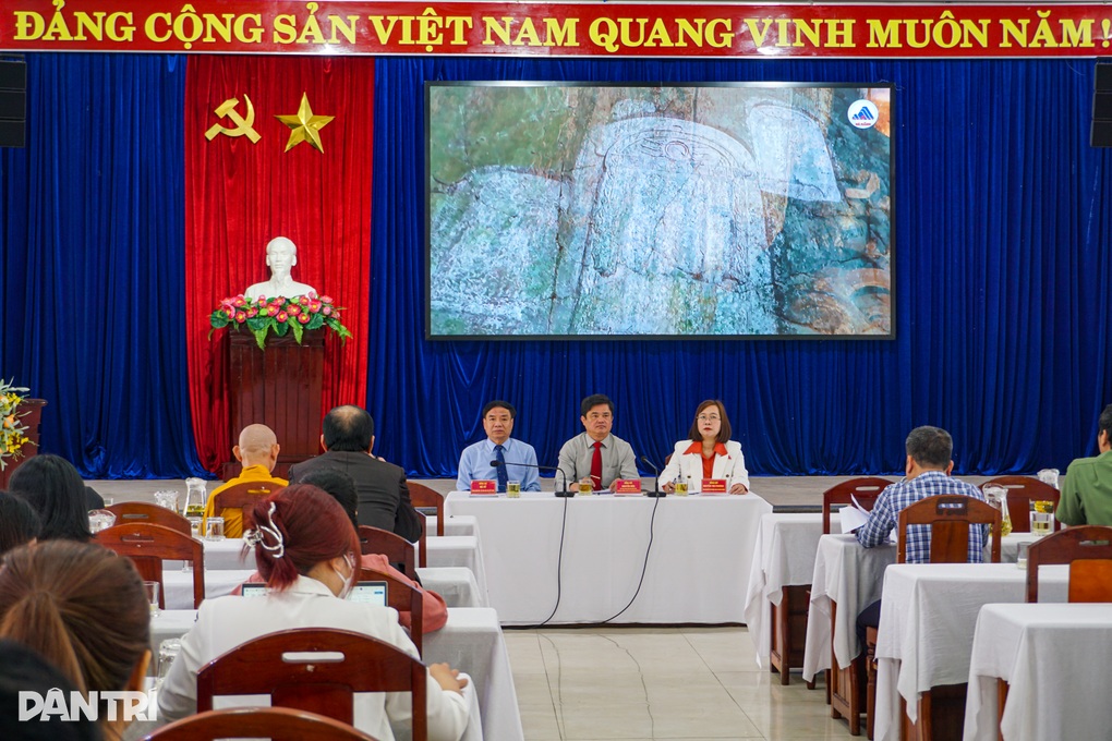 Bộ tranh sứ độc bản trong ngôi chùa ở Đà Nẵng lập kỷ lục Việt Nam - 1 Bộ tranh sứ độc bản trong ngôi chùa ở Đà Nẵng lập kỷ lục Việt Nam - 1