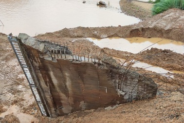 Cầu tiếp tục sạt lở khi đang sửa chữa, cả mảng bê tông rơi xuống sông