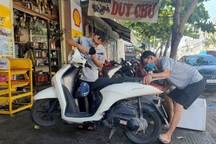 Thợ sửa xe làm việc không ngơi tay sau ngày được mở lại tiệm