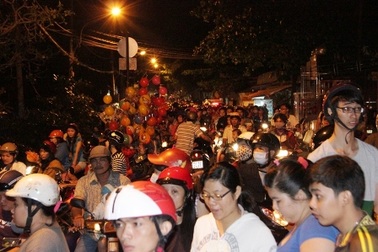 Cầu quá tải, giao thông tê liệt vì dòng người xem hoa đăng