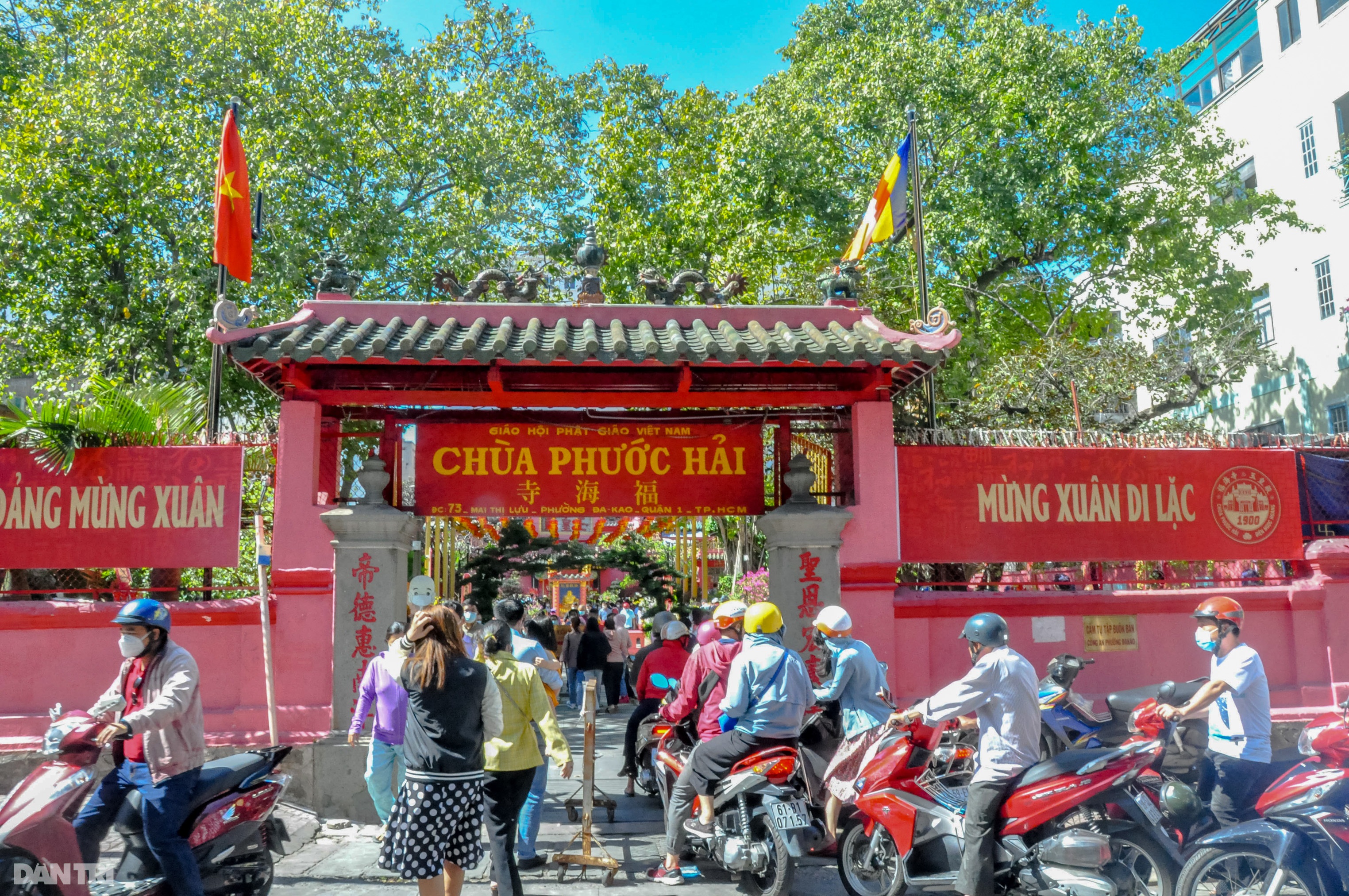 Người dân Sài Gòn tấp nập đến chùa xin con trong ngày đầu năm - 1 Người dân Sài Gòn tấp nập đến chùa xin con trong ngày đầu năm - 1