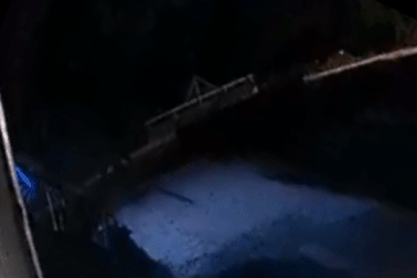 Nhà cửa rung lắc, nứt gãy sau tiếng nổ lớn trong đêm