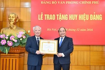 Nguyên Phó Thủ tướng Vũ Khoan nhận huy hiệu 55 năm tuổi Đảng
