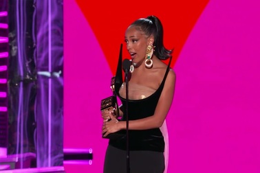 Doja Cat sành điệu trên sân khấu