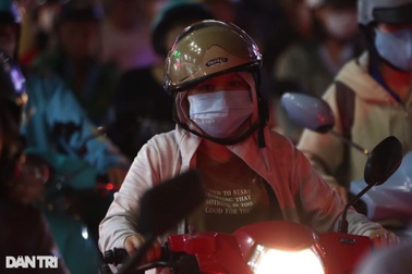 Giao thông hỗn loạn sau trận mưa lớn kéo dài ở TPHCM