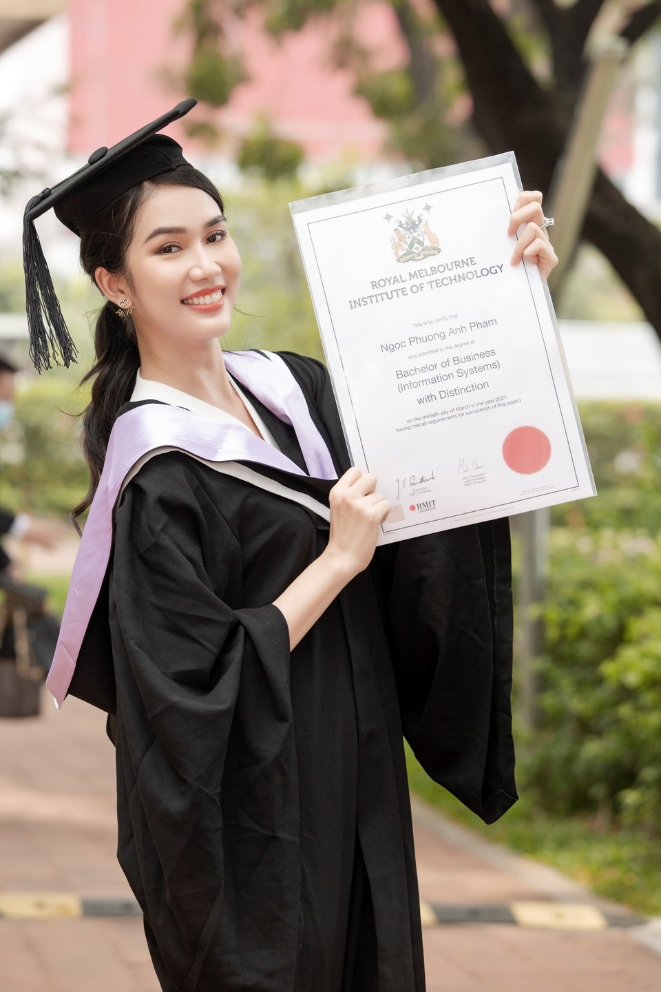 Á hậu Phương Anh tốt nghiệp thủ khoa Đại học, rạng rỡ trong ngày ra trường - 2 Á hậu Phương Anh tốt nghiệp thủ khoa Đại học, rạng rỡ trong ngày ra trường - 2