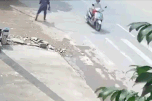 Gặp tai nạn vì tránh người đi bộ sang đường