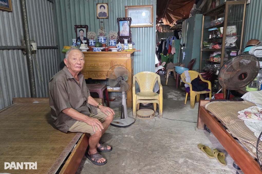 Cụ ông 83 tuổi ở Hải Phòng nguy cơ vô gia cư khi ngôi nhà tạm bị giải tỏa - 1 Cụ ông 83 tuổi ở Hải Phòng nguy cơ vô gia cư khi ngôi nhà tạm bị giải tỏa - 1