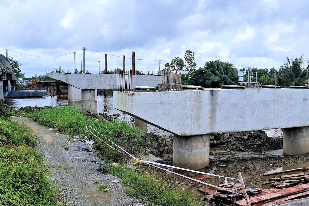 Cần cẩu gãy đè chìm xuồng, một phụ nữ bị thương - 2 Cần cẩu gãy đè chìm xuồng, một phụ nữ bị thương - 2