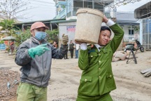 Công an xã vùng cao giúp dân làm đường giữa trời rét "cắt da cắt thịt"