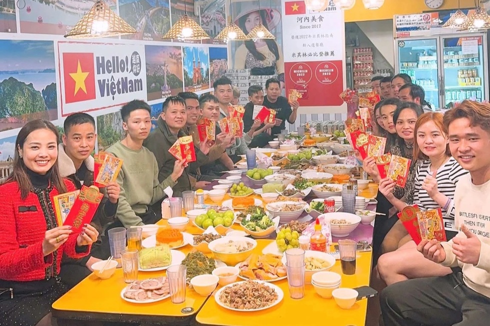 Người Việt đón Tết xa quê: Mở tiệc đãi đồng hương, nhà ngập sắc đỏ - 2 Người Việt đón Tết xa quê: Mở tiệc đãi đồng hương, nhà ngập sắc đỏ - 2