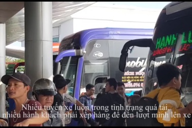 Người dân “tay xách nách mang” rời Đà Nẵng về quê ăn Tết