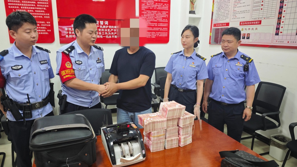 Con prisa por subir al autobús, un pasajero olvidó una maleta llena de dinero en efectivo en la estación de tren - 2 Vội vàng lên xe buýt, khách bỏ quên vali chứa đầy tiền mặt ở ga tàu - 2