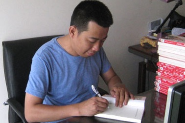 Anh Chánh văn Hoàng Anh Tú giao lưu ký tặng sách tại Sài Gòn…