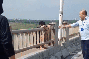Tài xế xe buýt kể phút kéo tay, giải cứu thanh niên định nhảy cầu Vĩnh Tuy