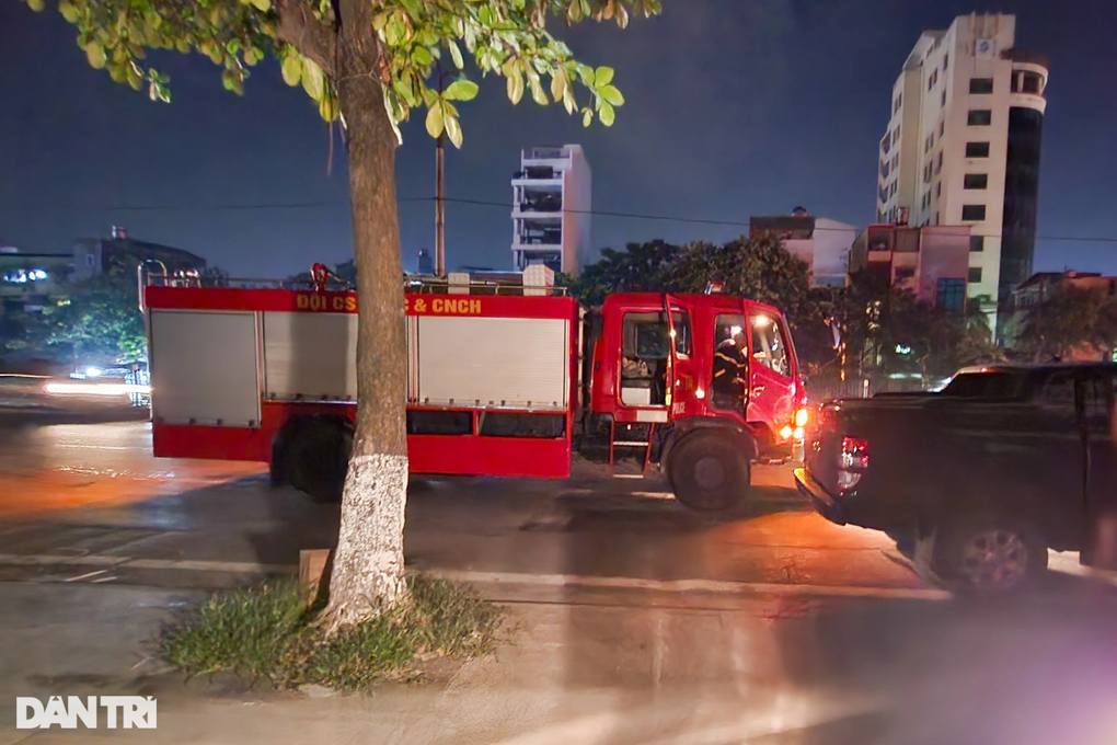 Ngôi nhà 3 tầng bốc cháy dữ dội, cả khu phố bị cắt điện trong đêm - 2 Ngôi nhà 3 tầng bốc cháy dữ dội, cả khu phố bị cắt điện trong đêm - 2