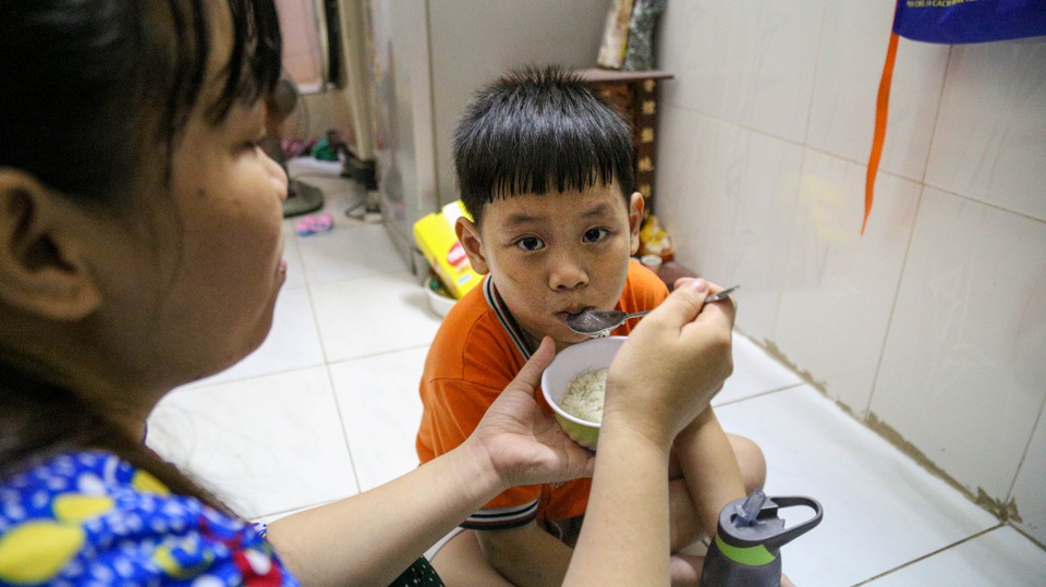 Nữ công nhân xa quê: Lời hứa 10 năm con về đón Tết… vẫn chưa thực hiện - 3 Nữ công nhân xa quê: Lời hứa 10 năm con về đón Tết… vẫn chưa thực hiện - 3
