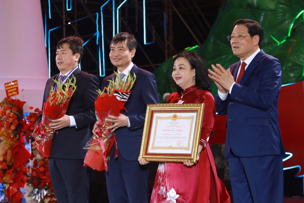 Tỉnh Phú Yên được tặng Huân chương Lao động hạng Nhất - 1 Tỉnh Phú Yên được tặng Huân chương Lao động hạng Nhất - 1