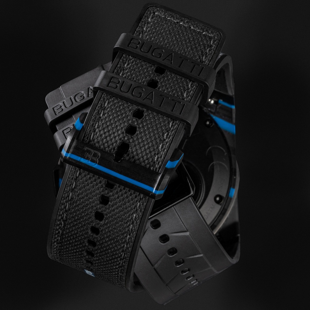 Bugatti ra mắt đồng hồ thông minh đầu tiên bằng vật liệu sợi carbon - 4 Bugatti ra mắt đồng hồ thông minh đầu tiên bằng vật liệu sợi carbon - 4