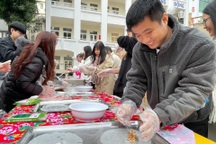 Sinh viên quốc tế gói bánh chưng, làm nem, trải nghiệm Tết Nguyên đán